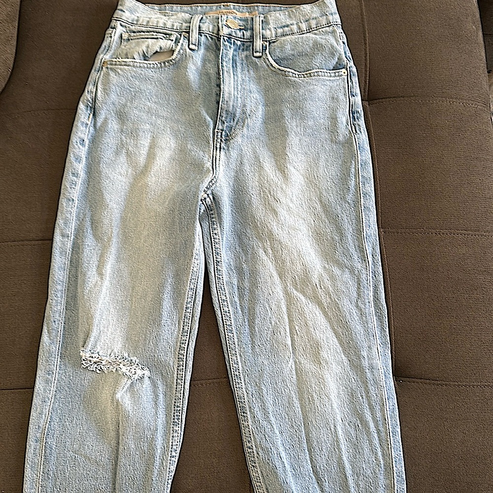 Cute Hudson jeans size 24 with whole on knee